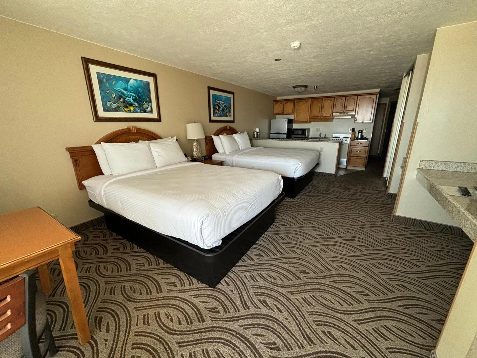 Promenade Inn & Suites Oceanfront Сийсайд Екстериор снимка