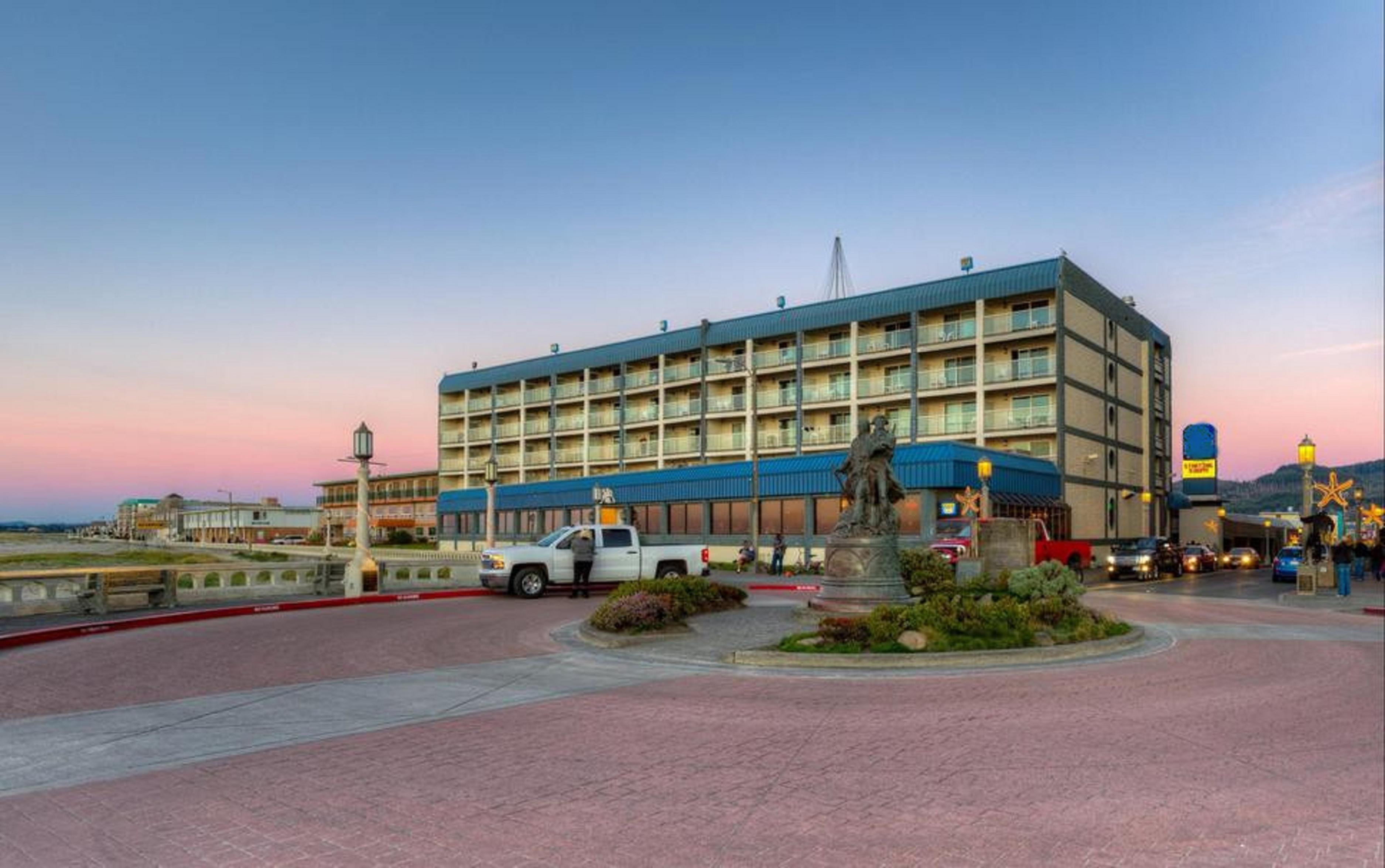 Promenade Inn & Suites Oceanfront Сийсайд Екстериор снимка