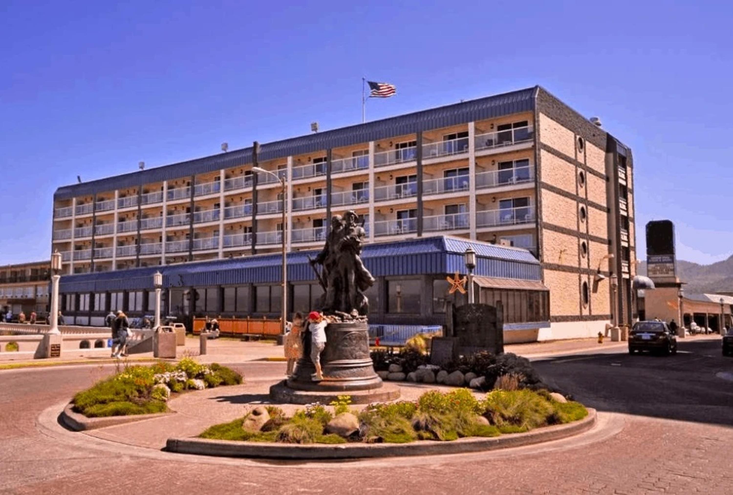 Promenade Inn & Suites Oceanfront Сийсайд Екстериор снимка