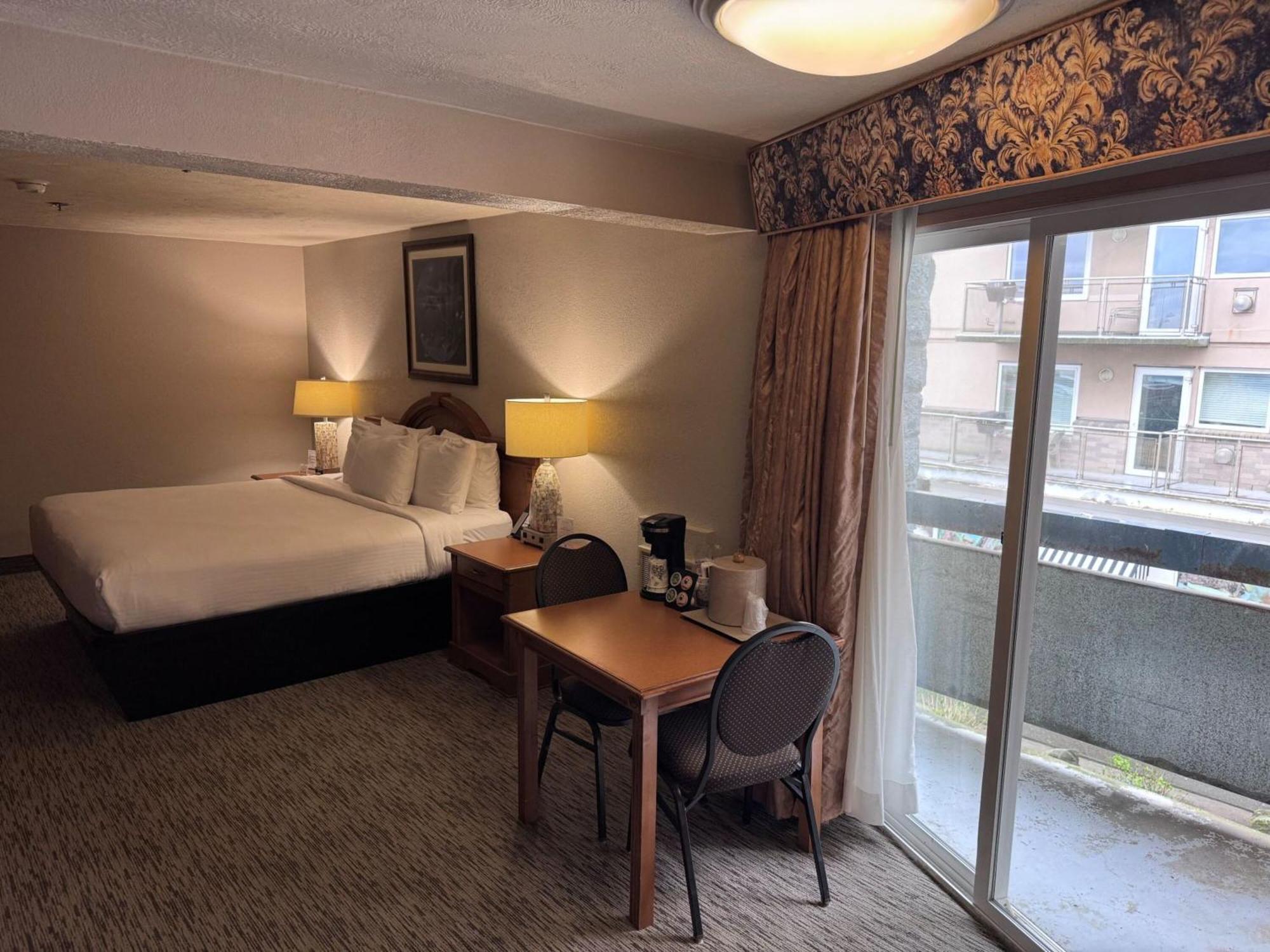 Promenade Inn & Suites Oceanfront Сийсайд Екстериор снимка