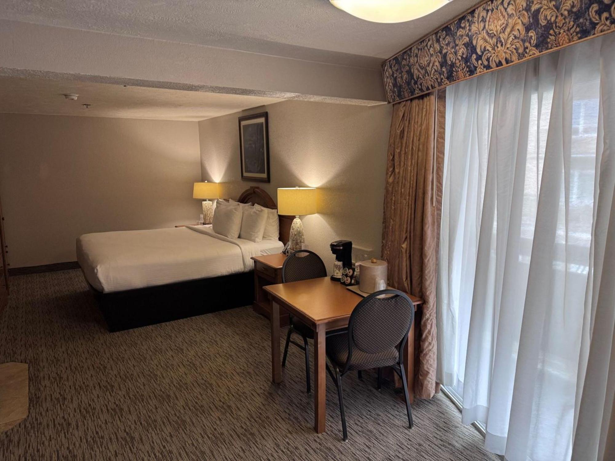 Promenade Inn & Suites Oceanfront Сийсайд Екстериор снимка
