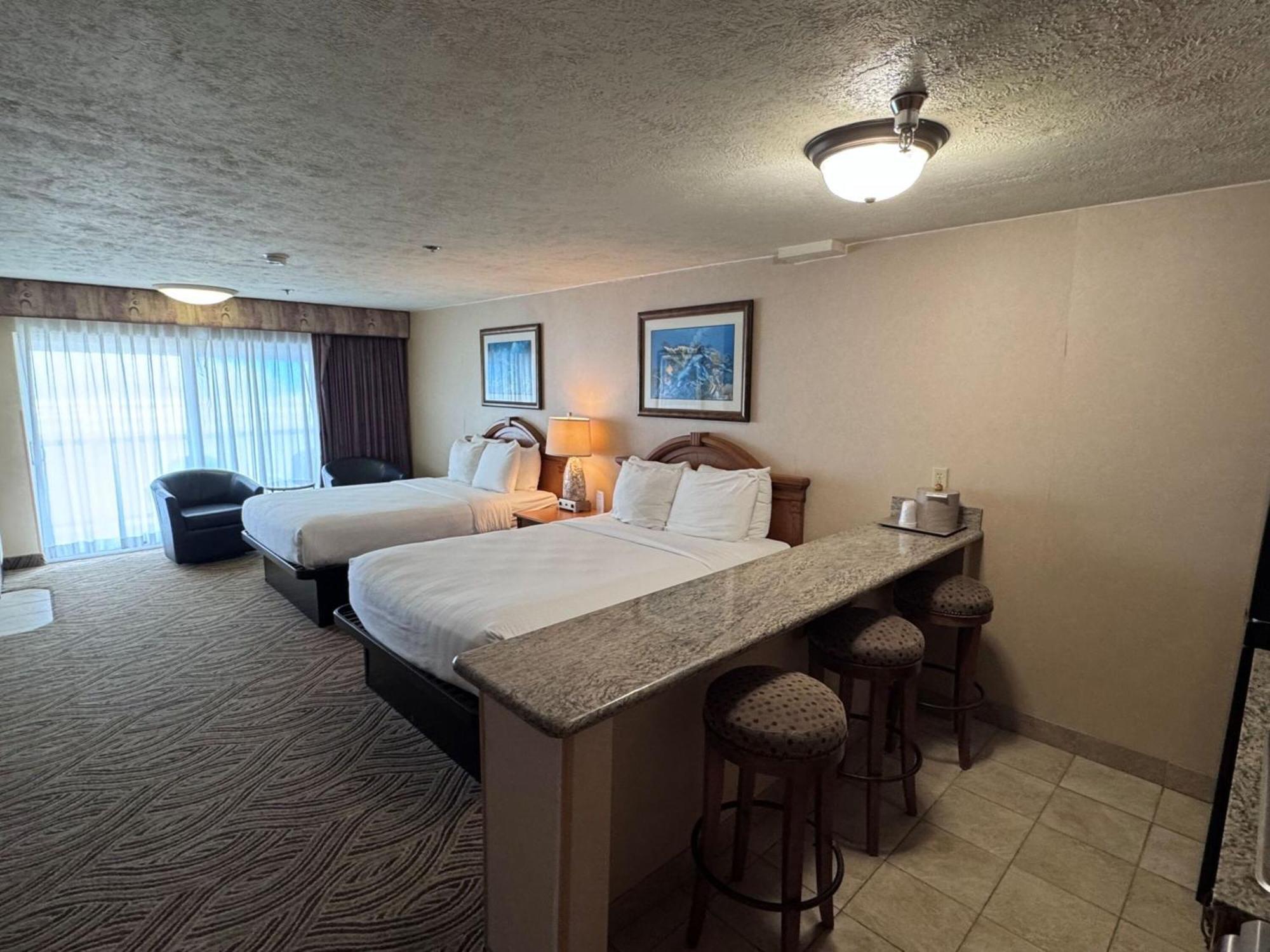 Promenade Inn & Suites Oceanfront Сийсайд Екстериор снимка