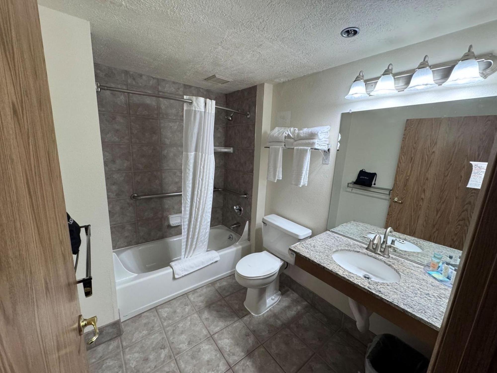 Promenade Inn & Suites Oceanfront Сийсайд Екстериор снимка