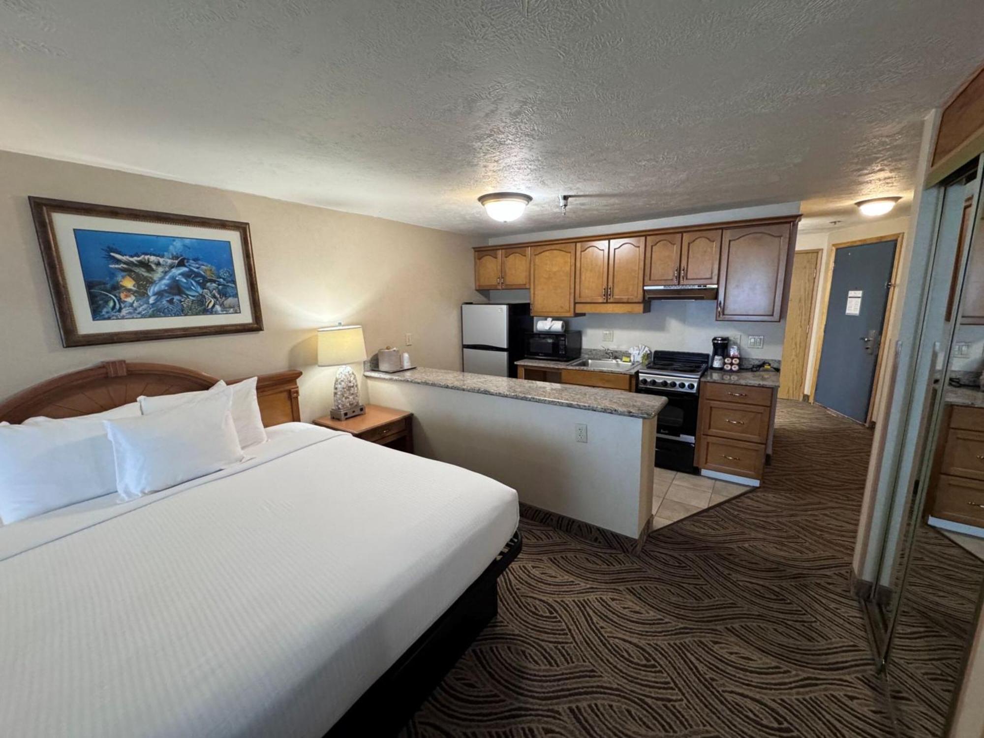 Promenade Inn & Suites Oceanfront Сийсайд Екстериор снимка