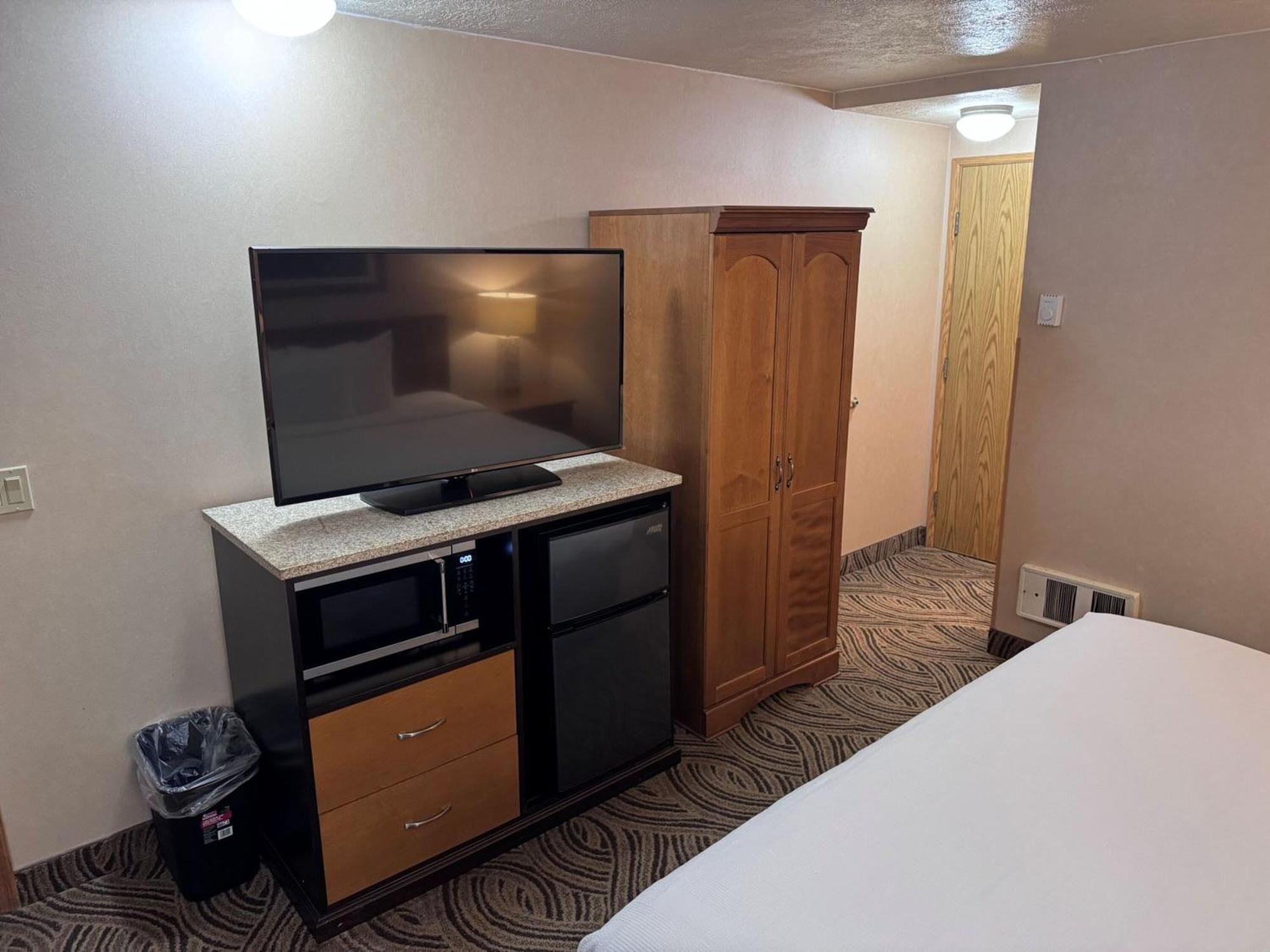Promenade Inn & Suites Oceanfront Сийсайд Екстериор снимка